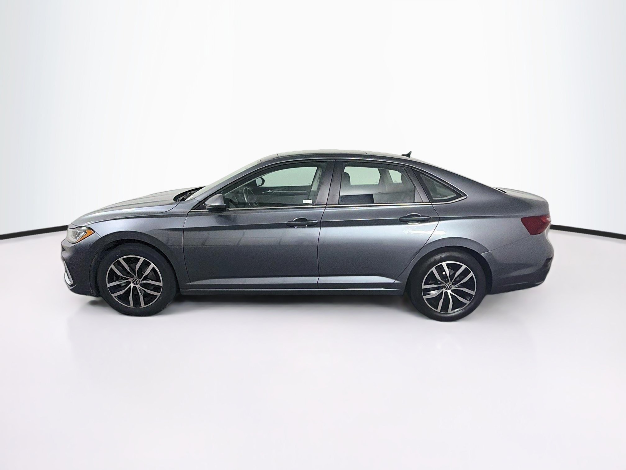 Used 2025 Volkswagen Jetta SE FWD image 4