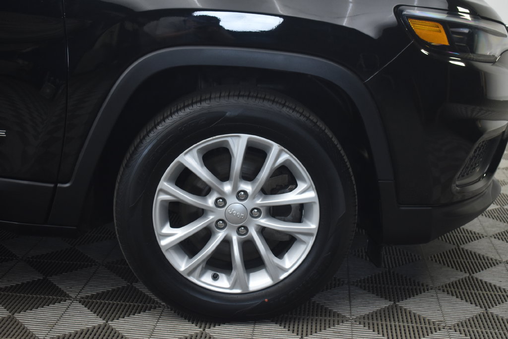 Used 2021 Jeep Cherokee Latitude FWD image 24
