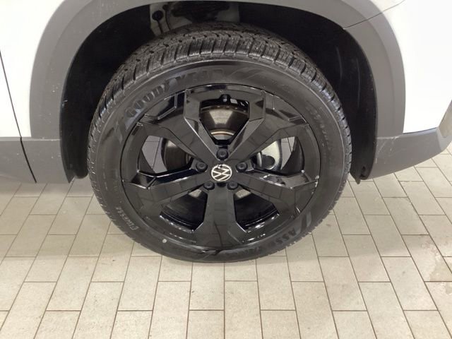 Used 2025 Volkswagen Taos SE image 26