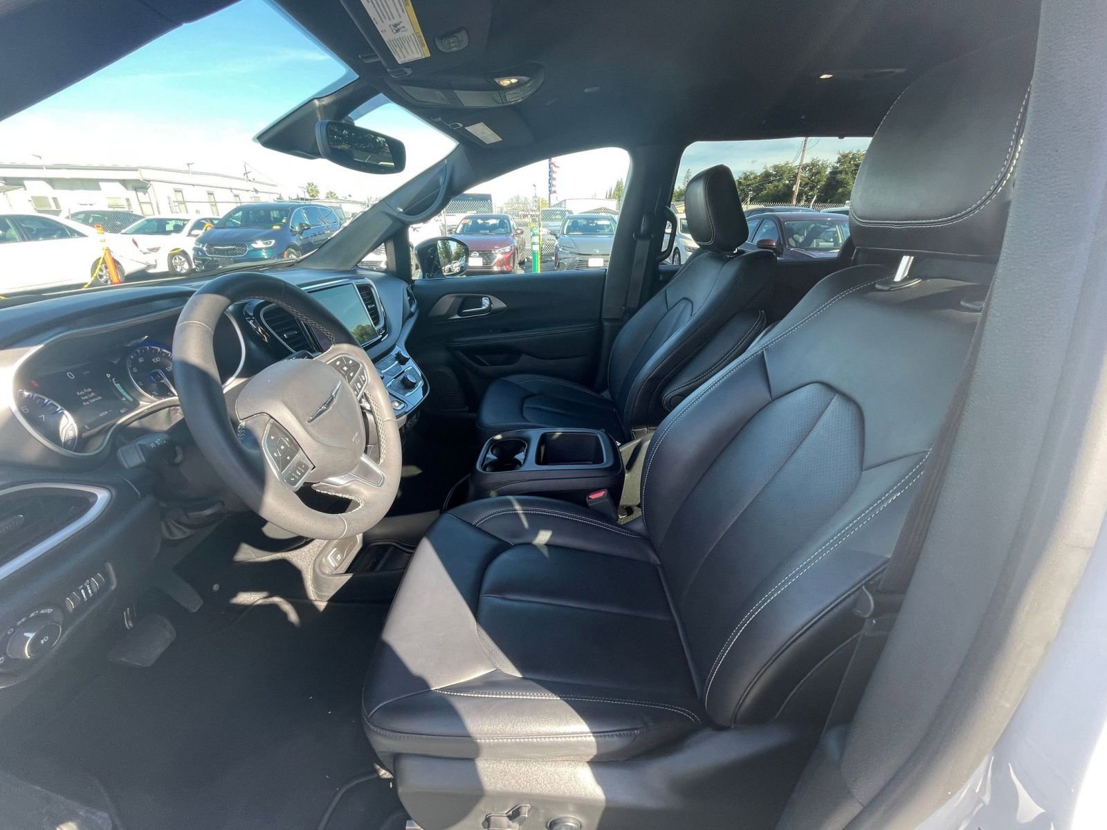 Used 2025 Chrysler Pacifica Select image 23