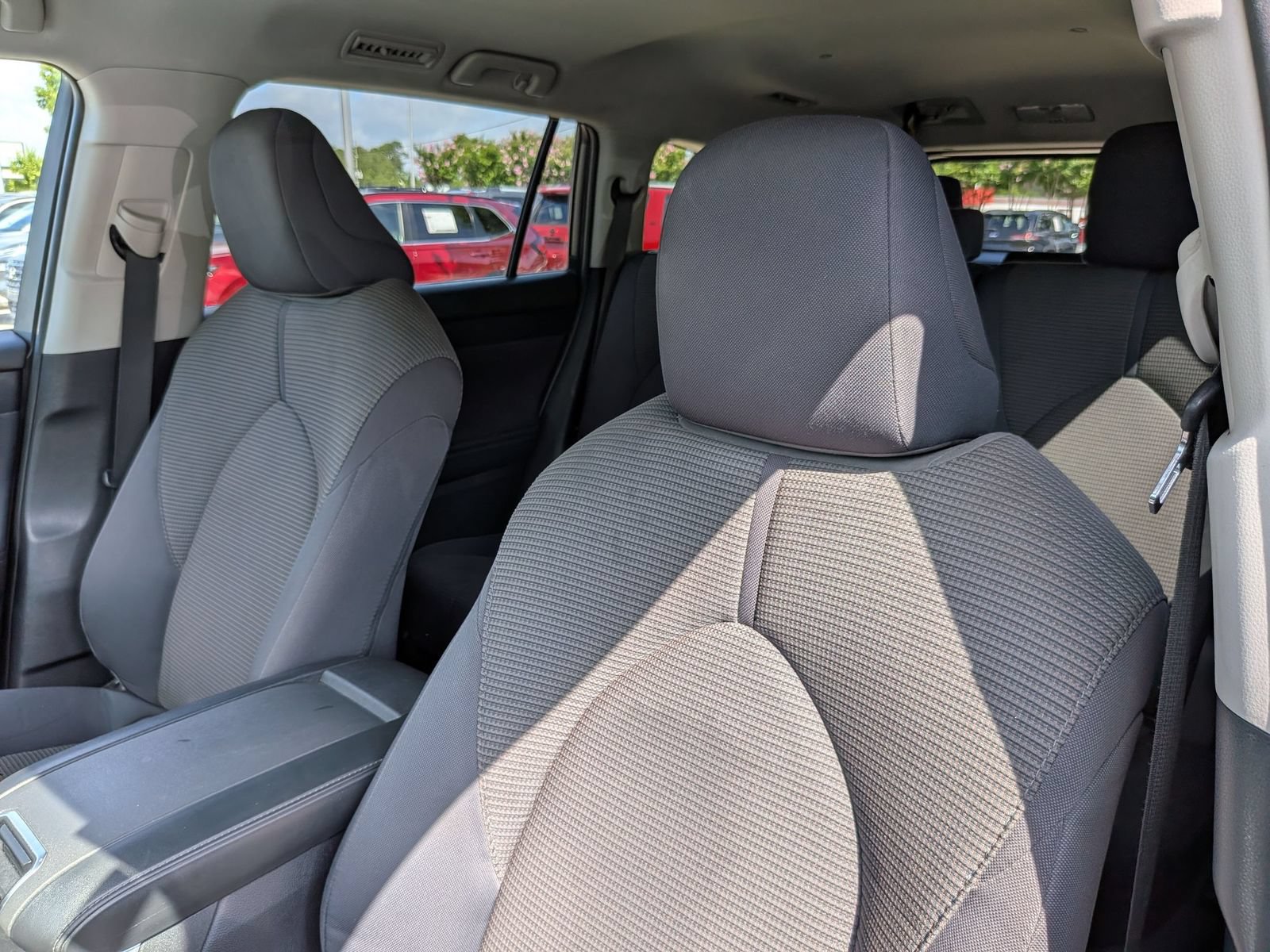 Used 2024 Toyota Highlander LE FWD image 15