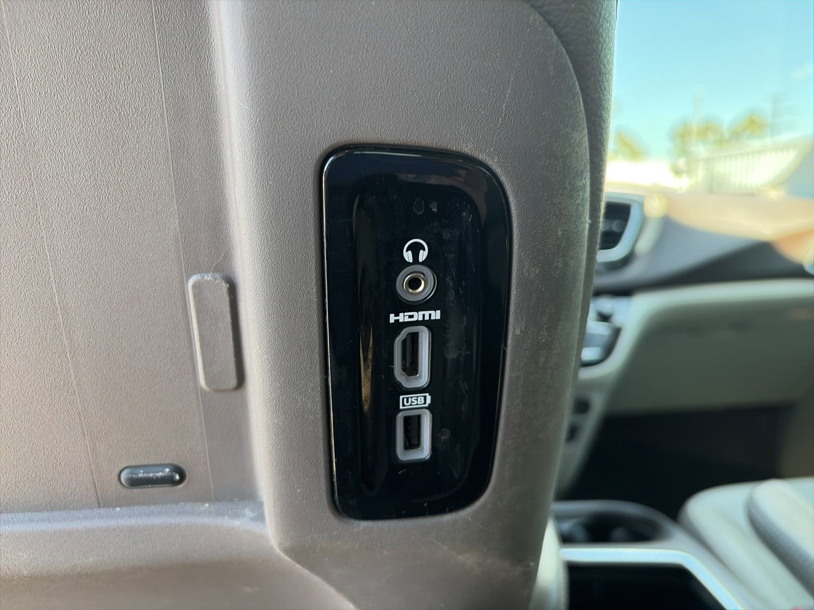 Used 2017 Chrysler Pacifica Touring-L Plus w/ Tire & Wheel Group FWD image 10