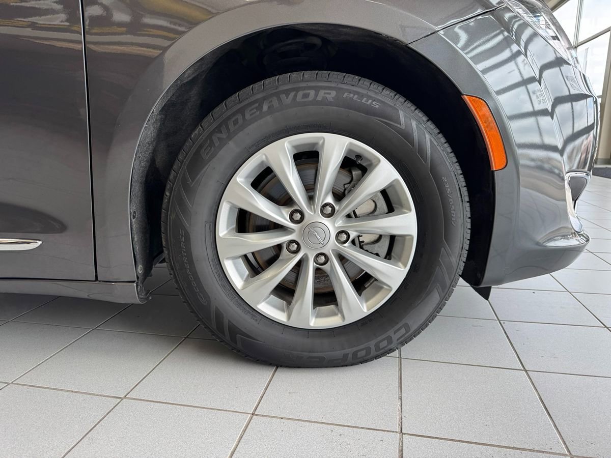 Used 2018 Chrysler Pacifica Touring-L FWD image 64