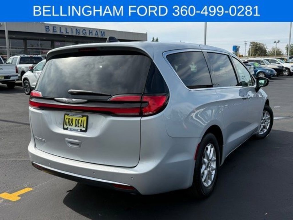 Used 2024 Chrysler Pacifica Touring-L image 5