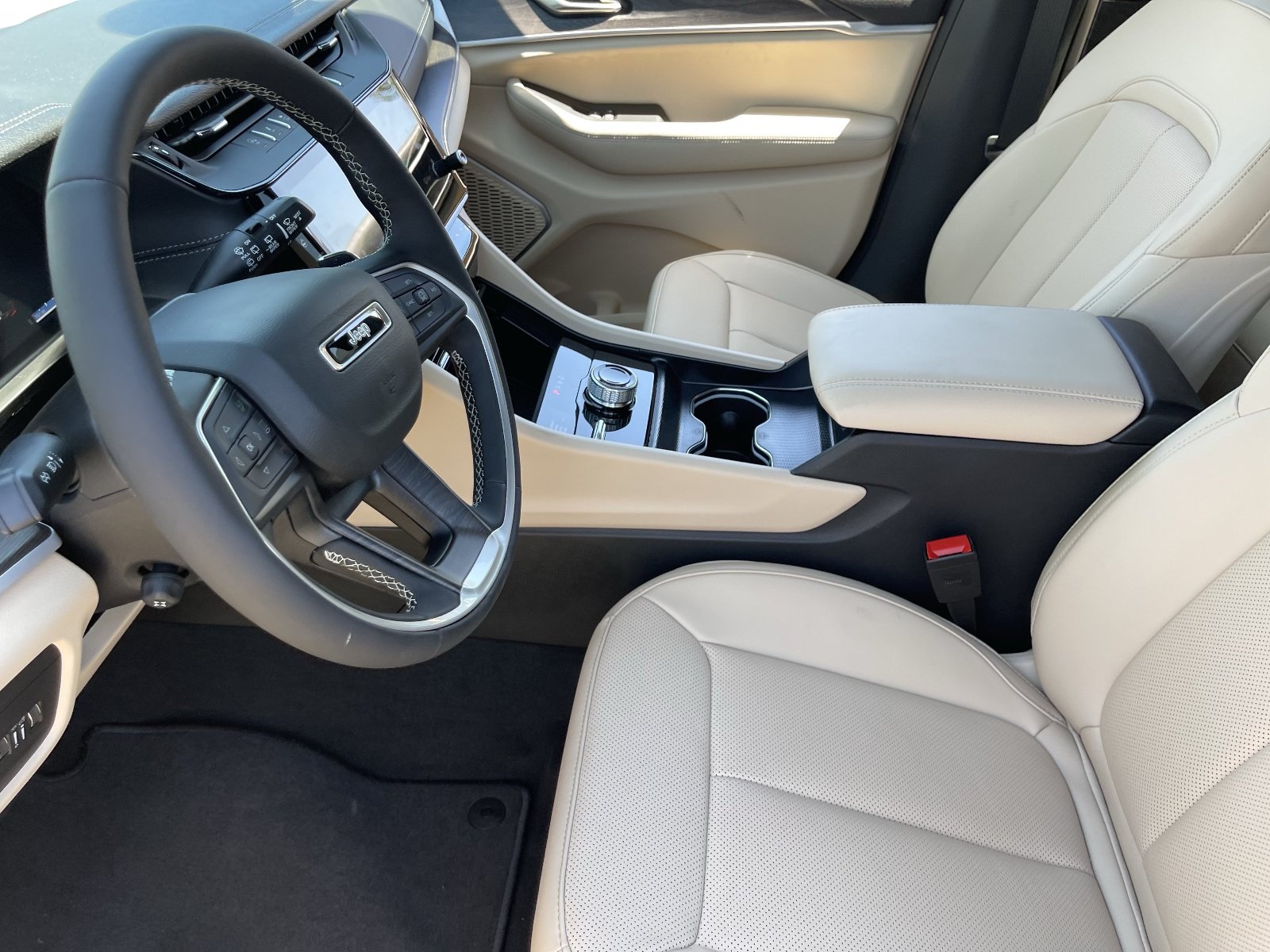 New 2026 Jeep Grand Cherokee Limited w/ Luxury Tech Group II AWD/4WD image 17