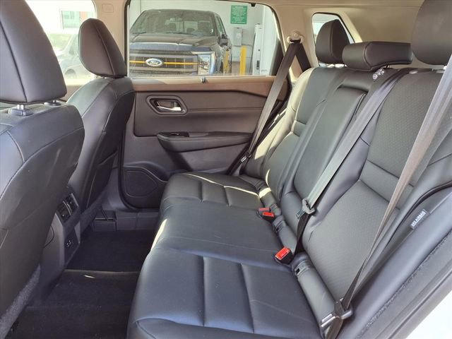 Used 2023 Nissan Rogue SV w/ SV Premium B Package FWD image 17