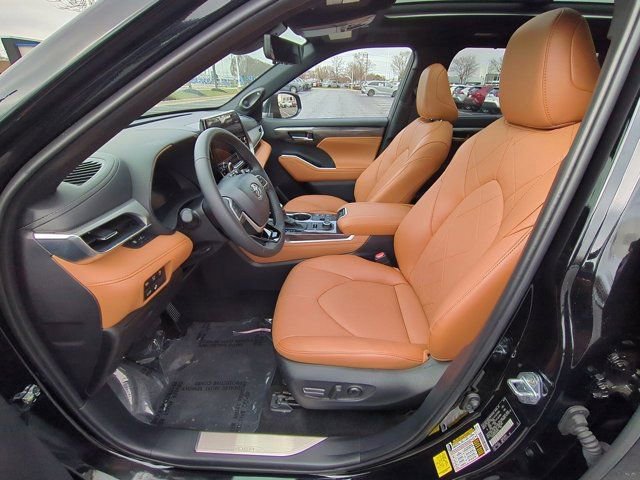 Used 2025 Toyota Highlander Platinum image 8