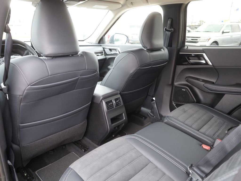 New 2025 Mitsubishi Outlander SE image 30