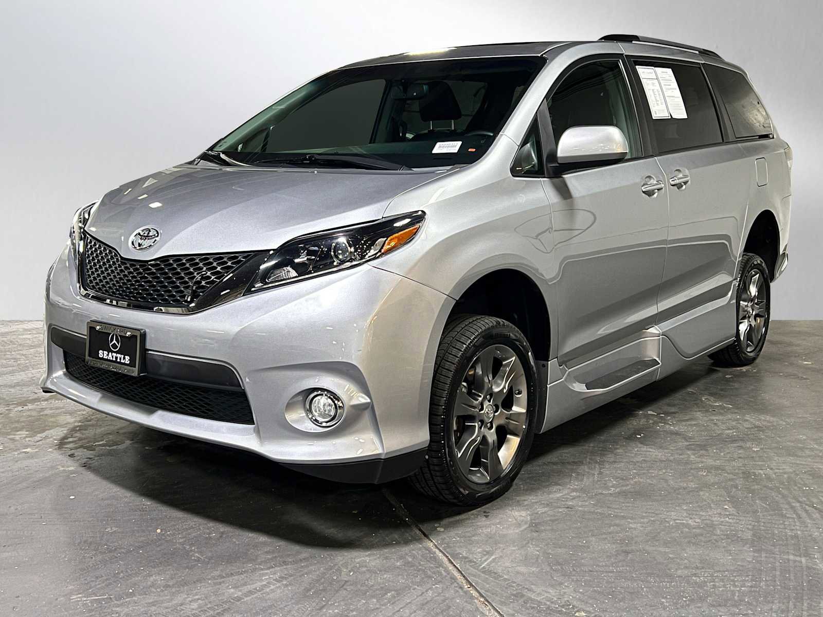 Used 2015 Toyota Sienna SE w/ SE Preferred Package image 7