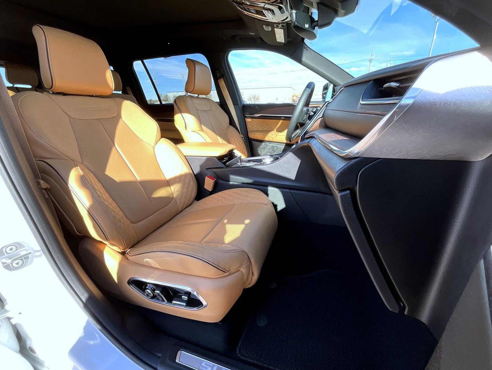 Certified 2025 Jeep Grand Cherokee L Summit w/ Obsidian Package image 16