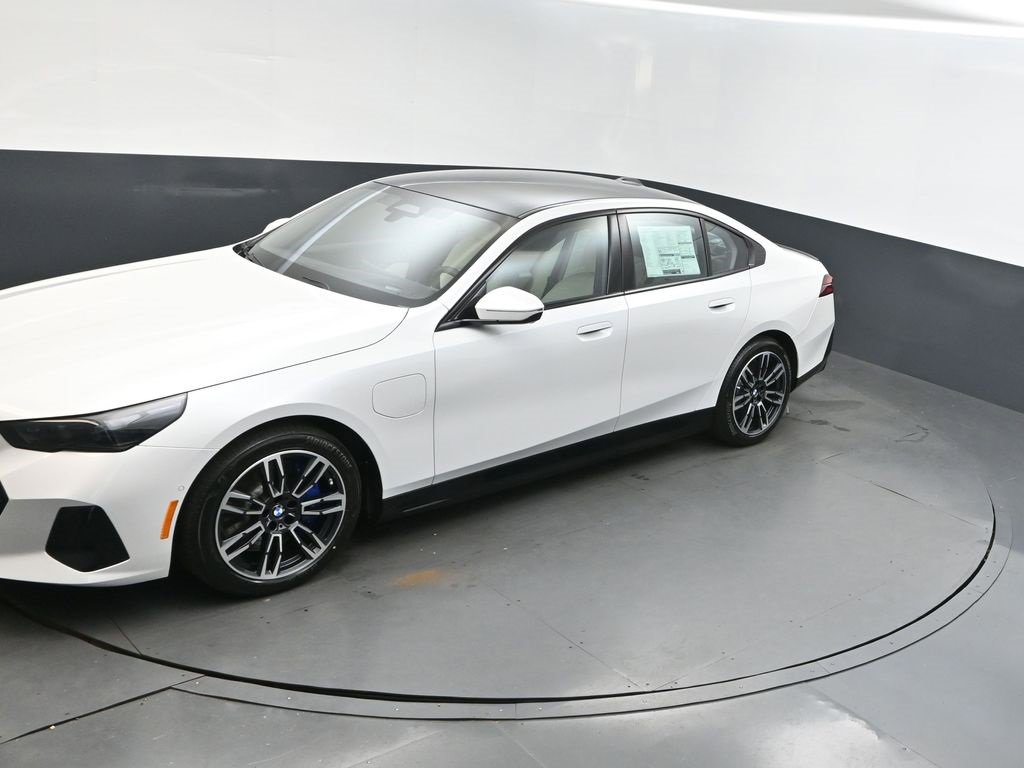 New 2026 BMW 550e xDrive w/ Executive Package image 32