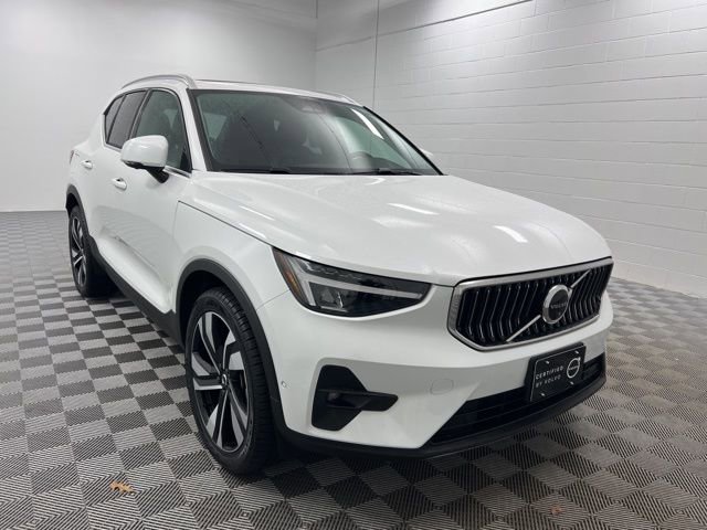 Used 2023 Volvo XC40 B5 Plus w/ Driver Assist Package image 1