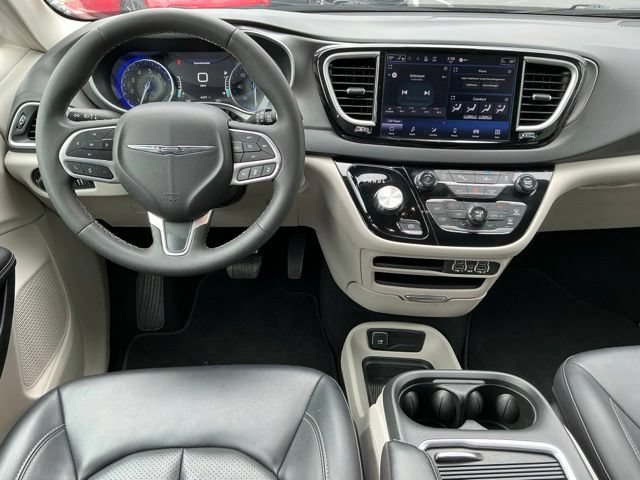 Used 2024 Chrysler Pacifica Touring-L FWD image 12