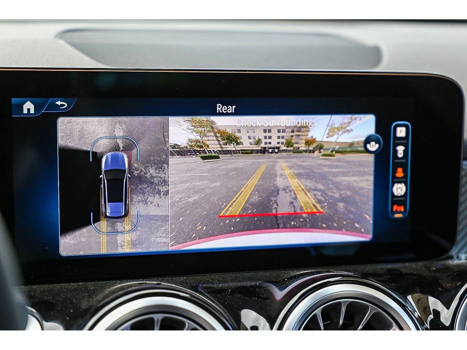 Used 2025 Mercedes-Benz GLB 35 AMG 4MATIC image 31