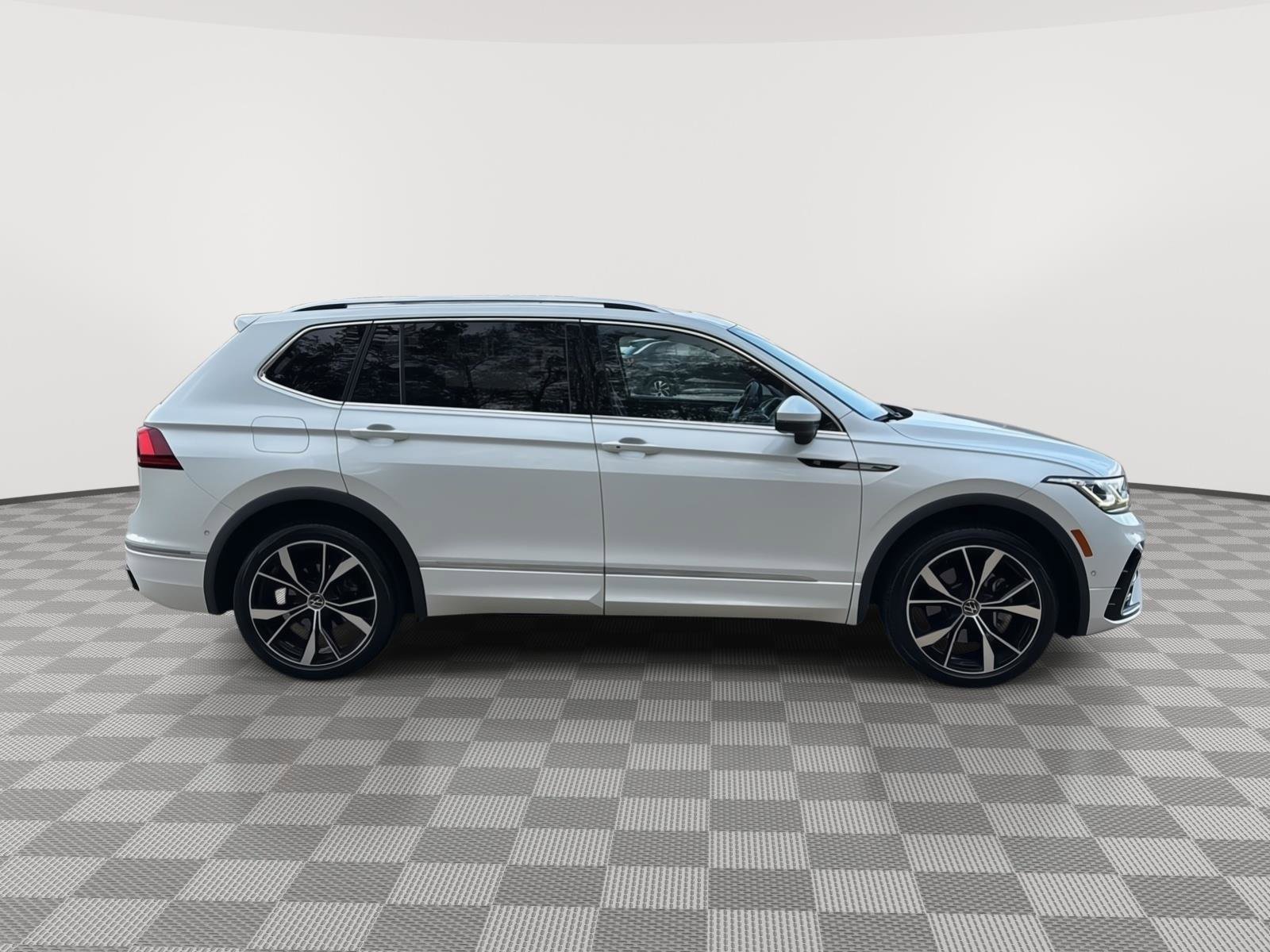 Used 2022 Volkswagen Tiguan SEL R-Line image 6