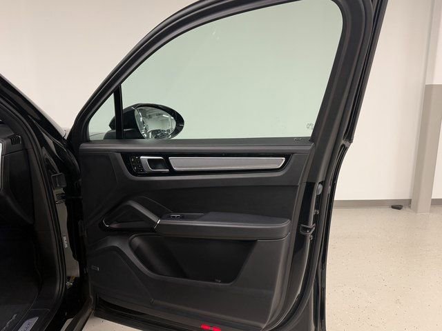 Certified 2023 Porsche Cayenne Platinum Edition image 34