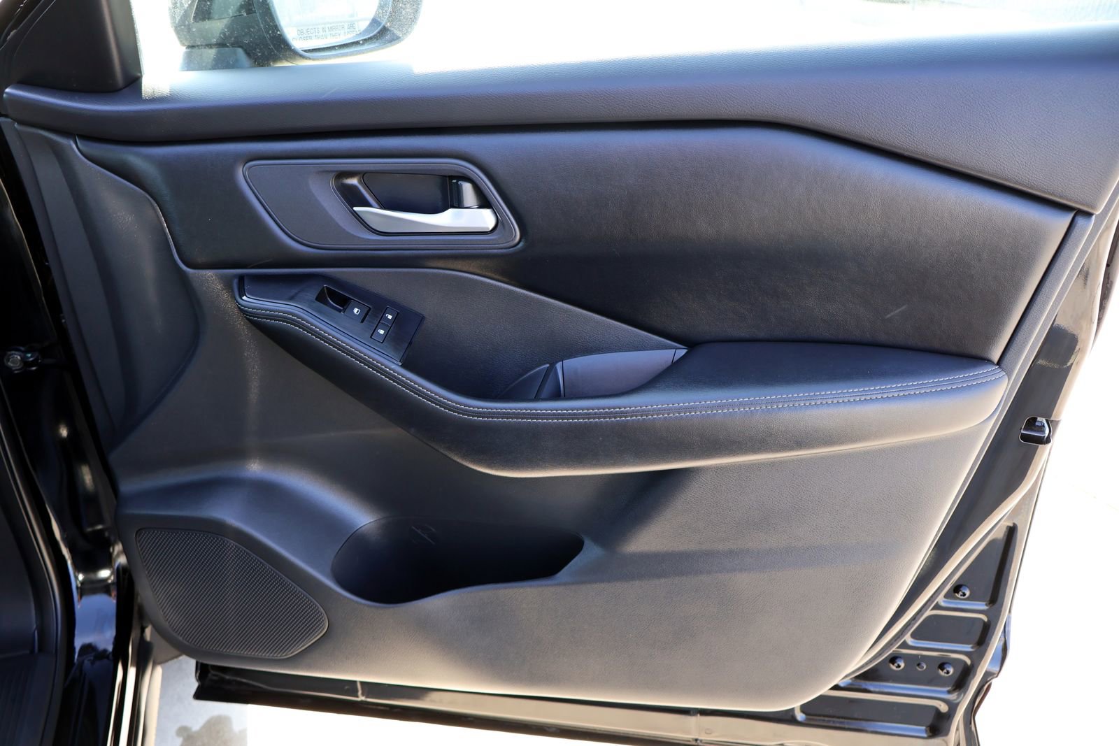 Used 2025 Nissan Rogue SV FWD image 10