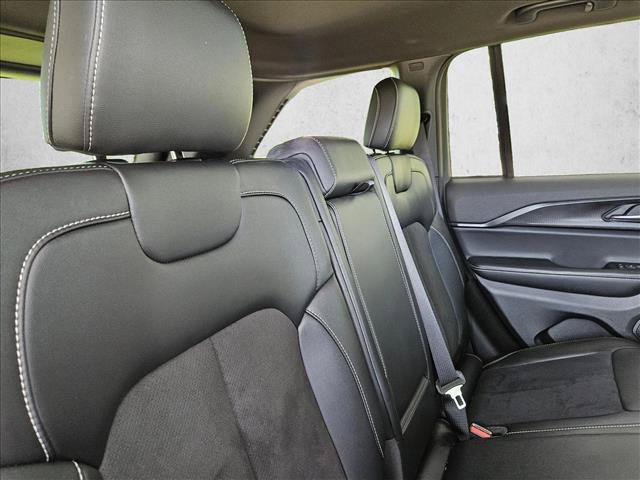 Used 2025 Jeep Grand Cherokee Altitude RWD image 22