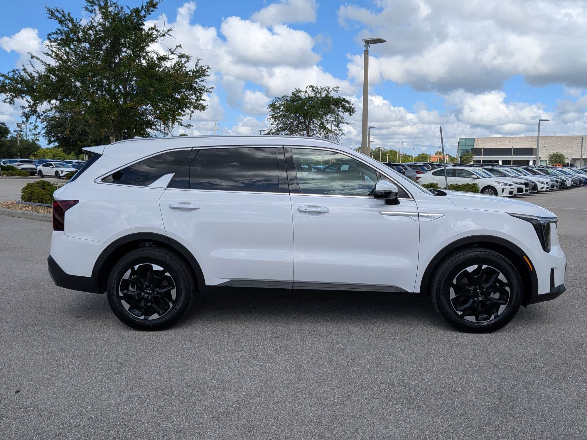Certified 2025 Kia Sorento S w/ Panoramic Sunroof Package FWD image 4