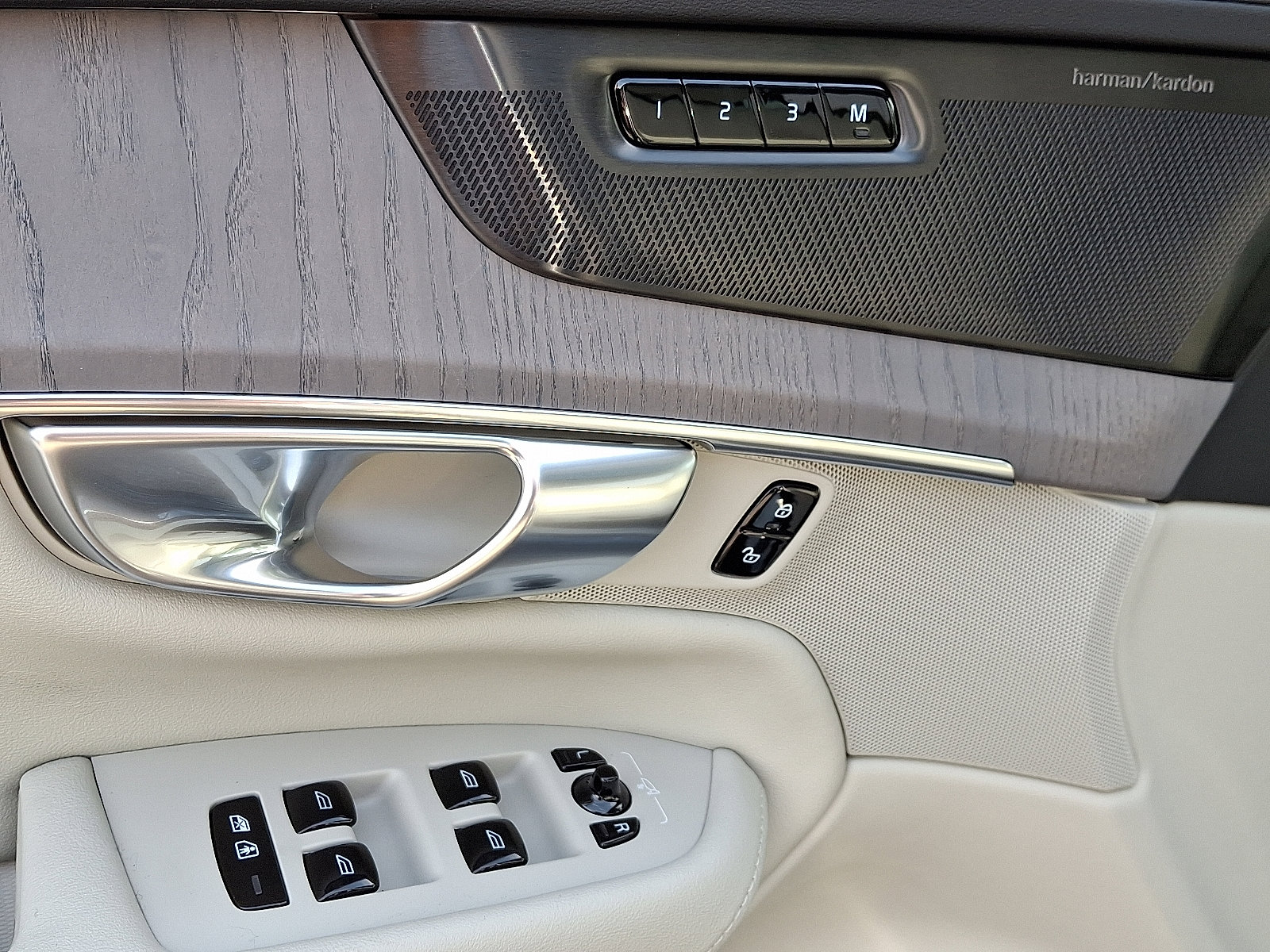 New 2026 Volvo XC90 B6 Ultra image 8