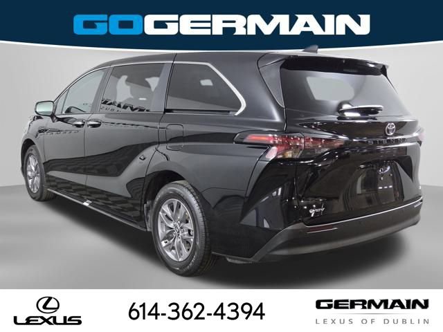 Used 2025 Toyota Sienna XLE image 12