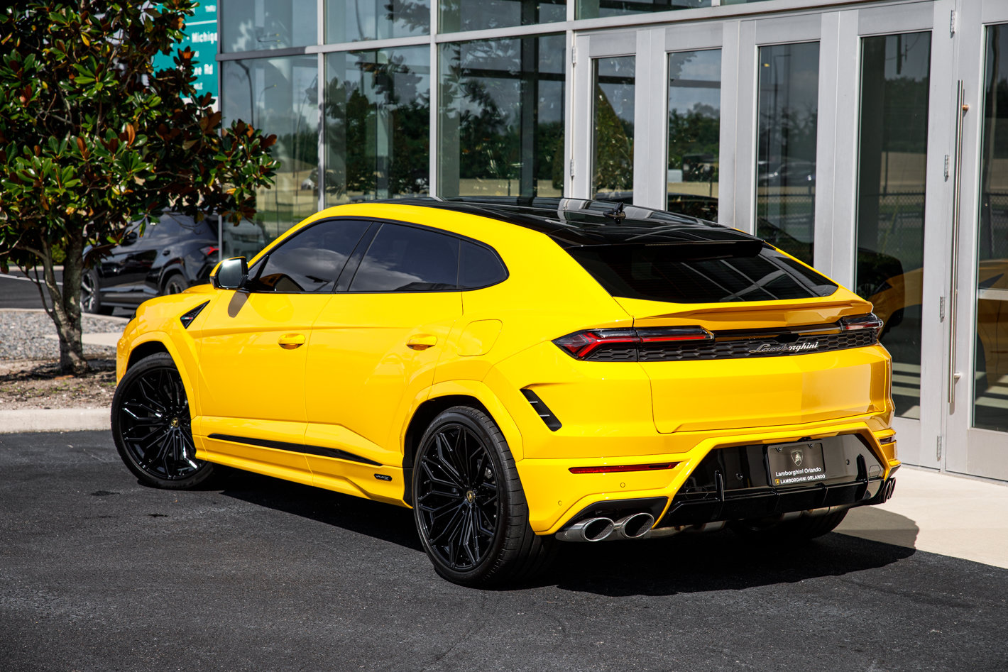 Used 2025 Lamborghini Urus SE AWD/4WD image 11