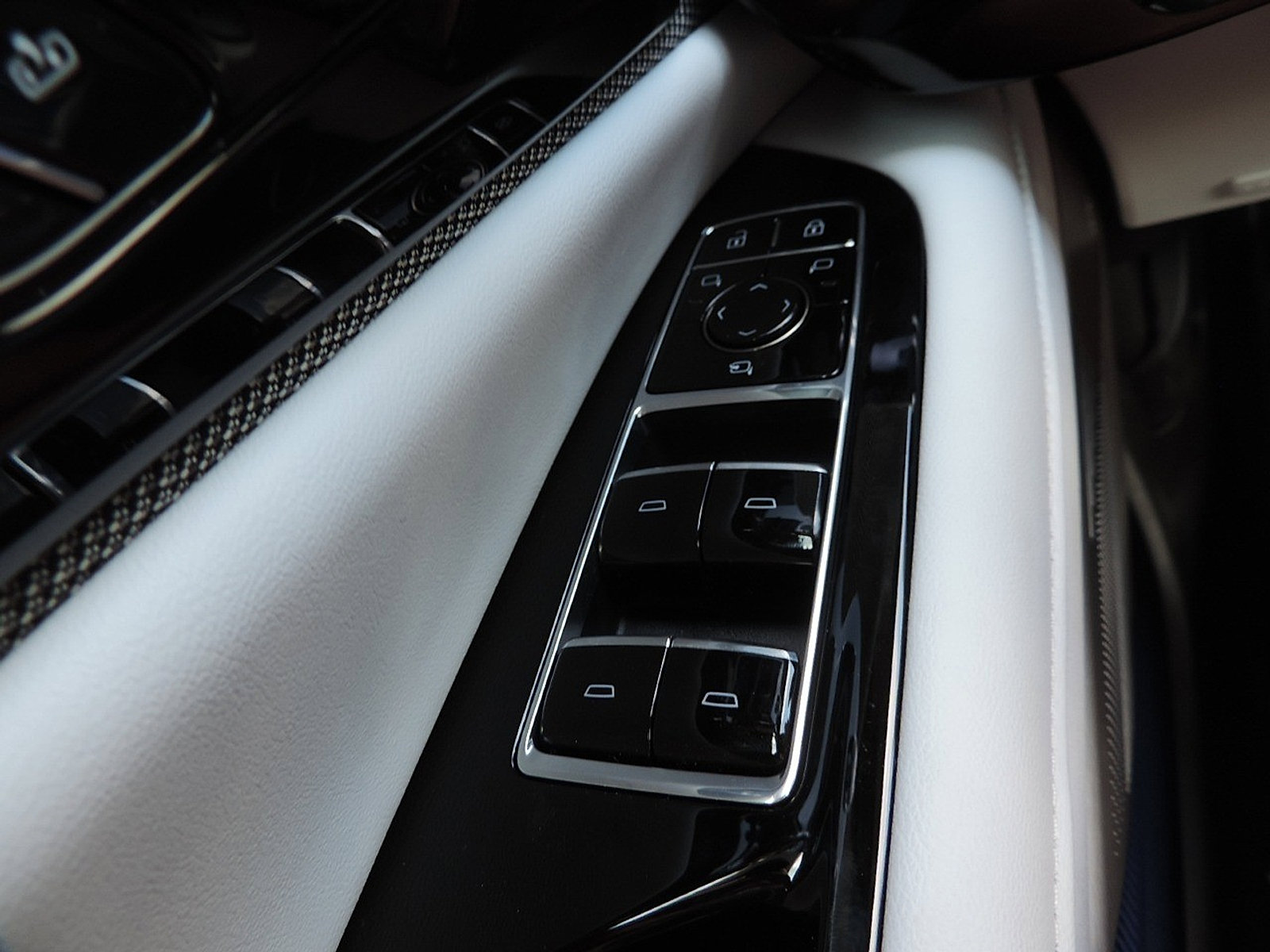 New 2026 Cadillac Optiq Luxury 2 image 21