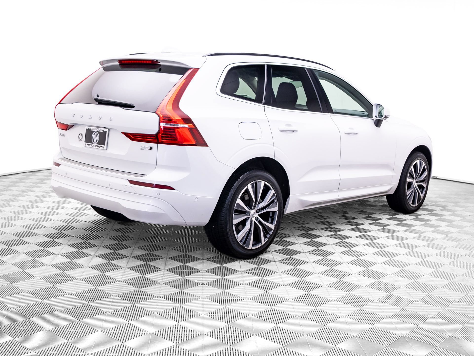 Used 2022 Volvo XC60 B5 Momentum w/ Advanced Package AWD/4WD image 5