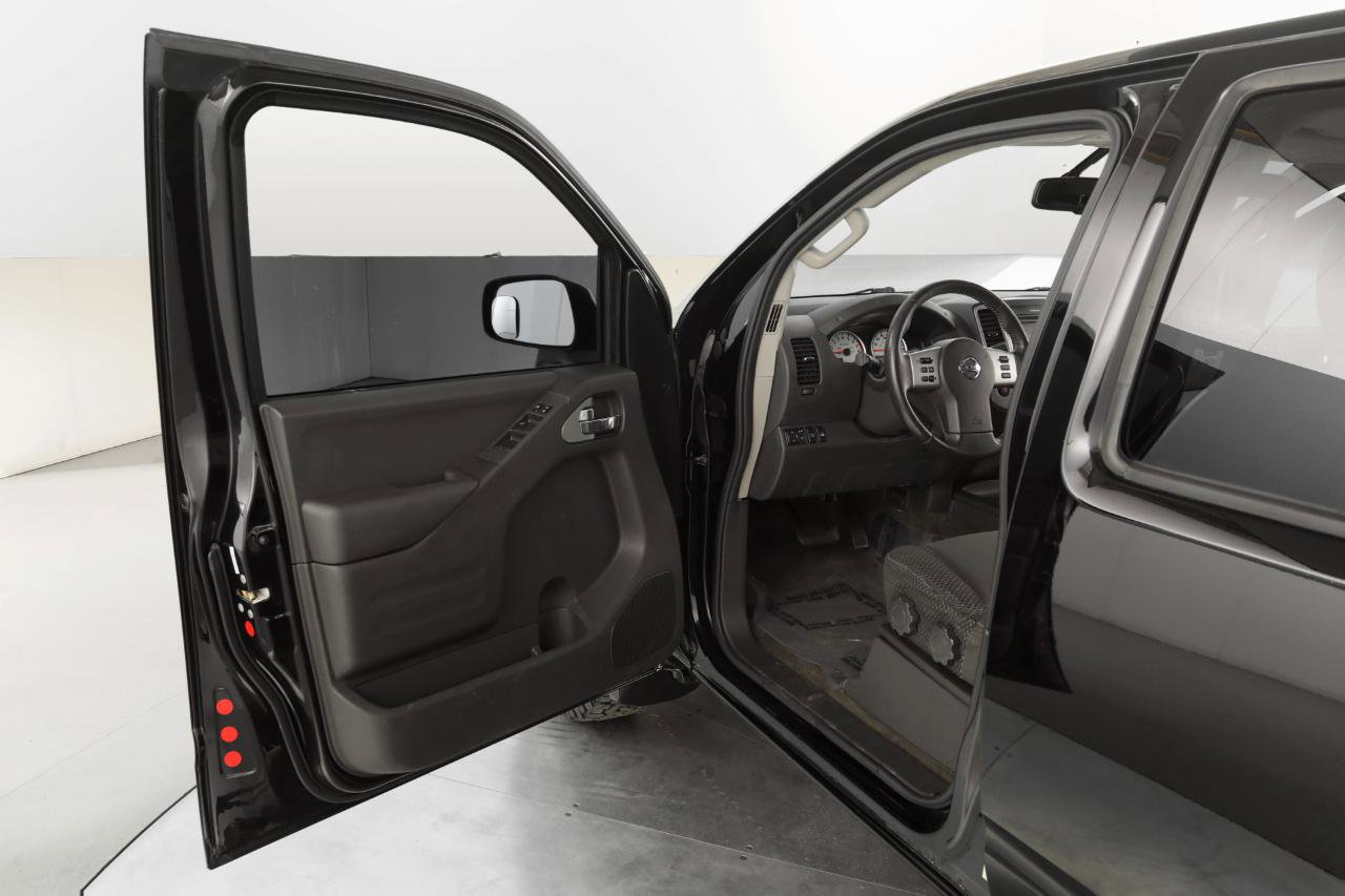 Used 2015 Nissan Frontier PRO-4X image 11