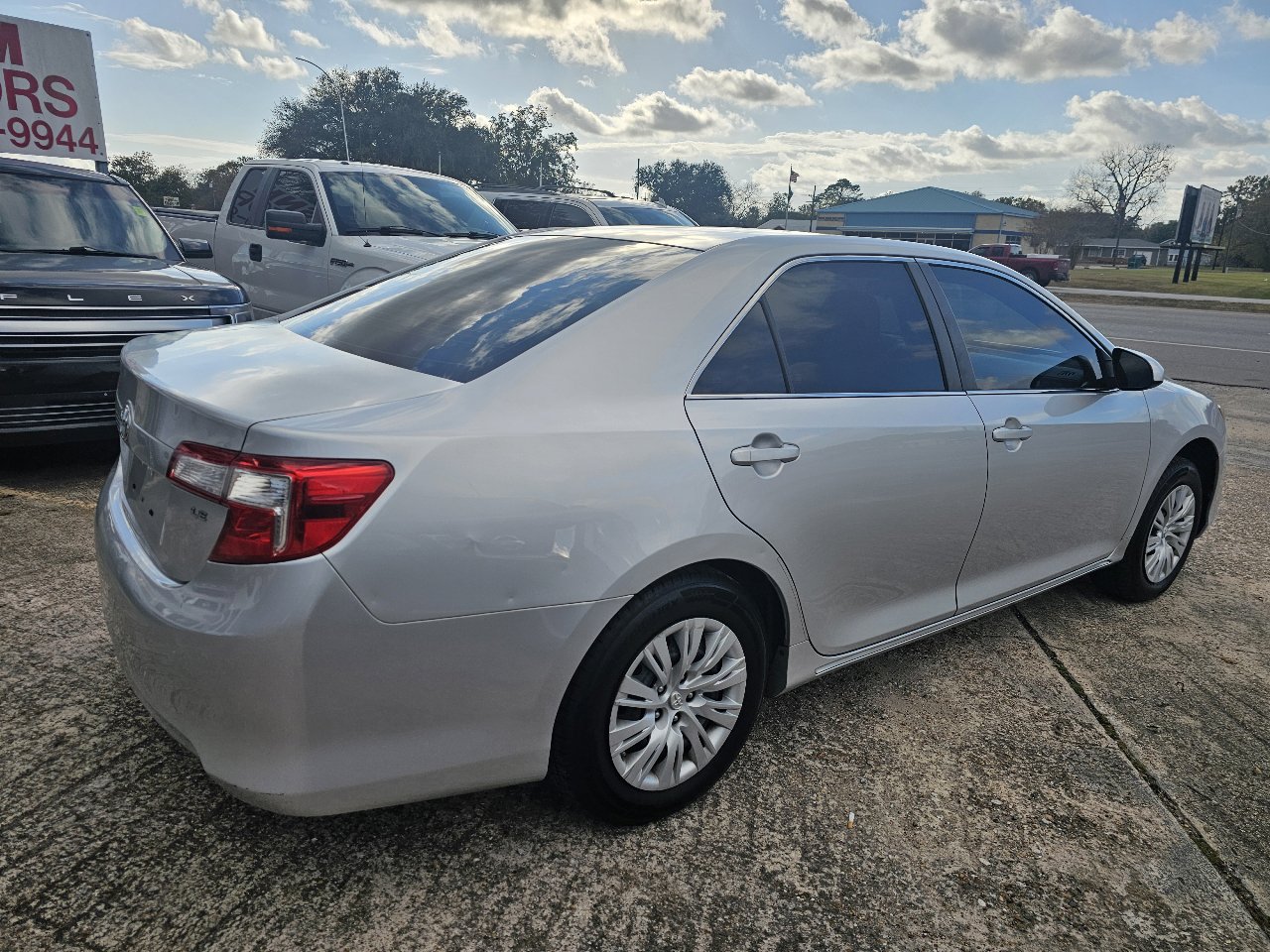 Used 2014 Toyota Camry L image 11