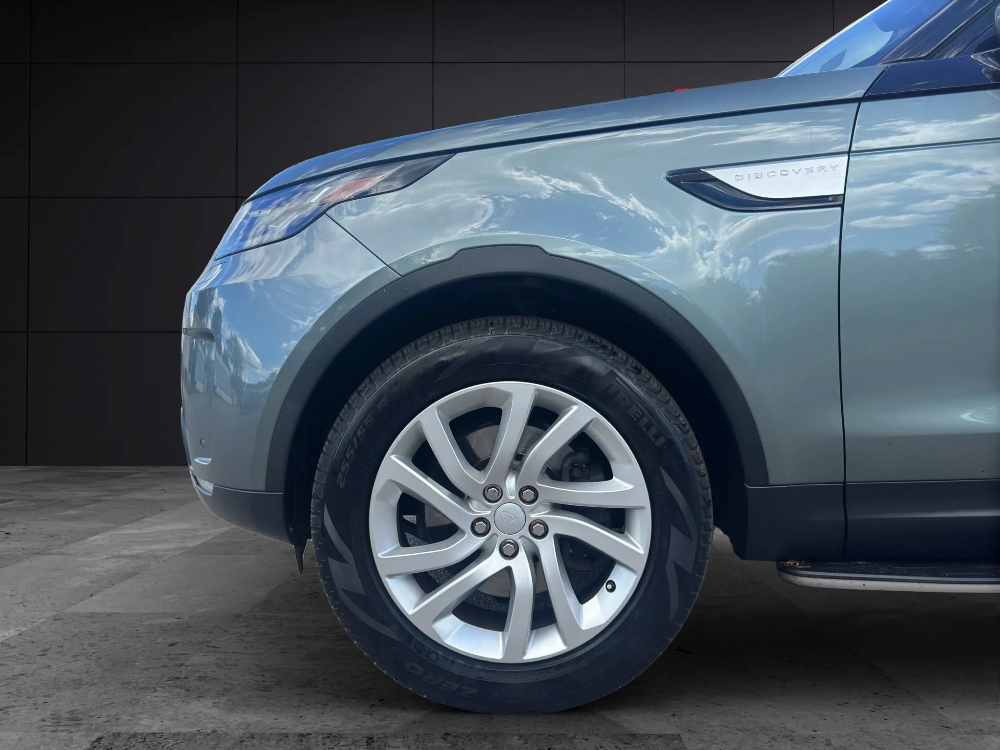 Used 2017 Land Rover Discovery HSE AWD/4WD image 22