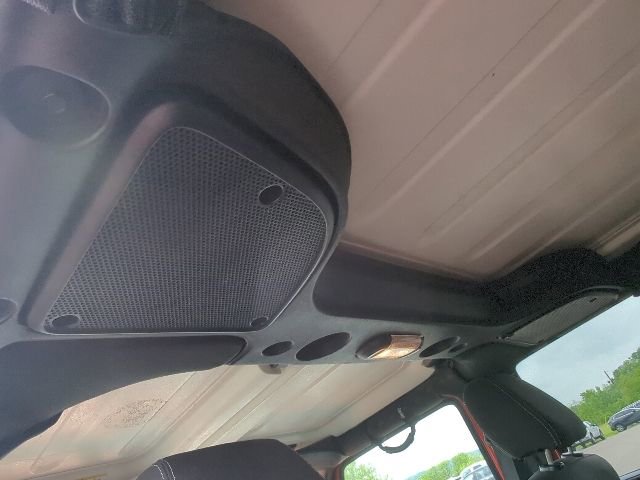 Used 2015 Jeep Wrangler Unlimited Sahara w/ Connectivity Group AWD/4WD image 10