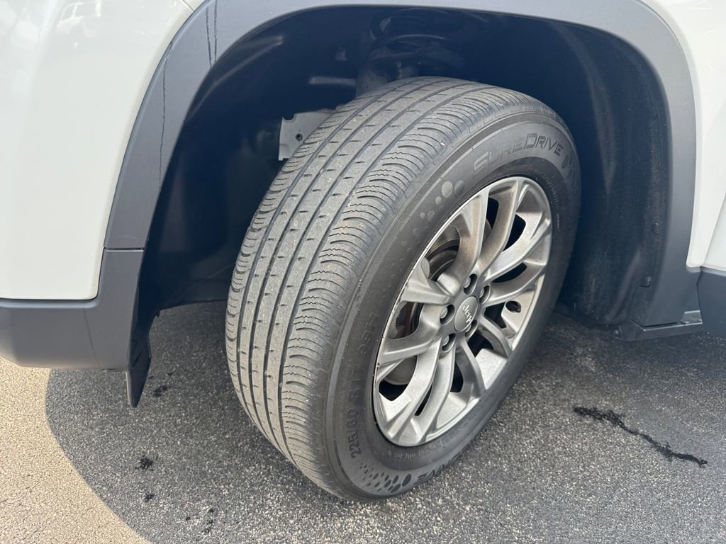 Used 2020 Jeep Cherokee Latitude Plus FWD image 25