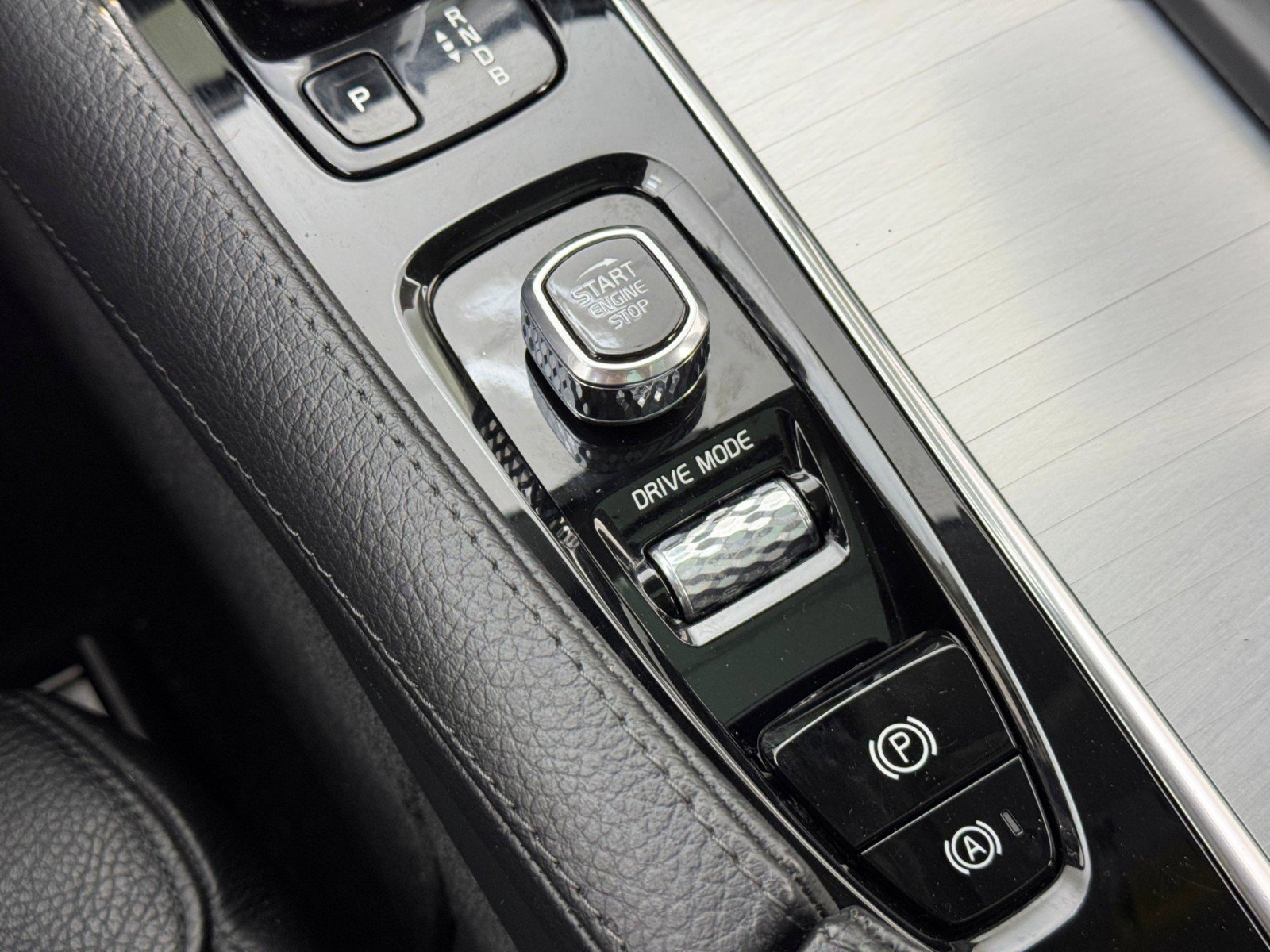 Used 2018 Volvo XC90 T8 Momentum w/ Convenience Package AWD/4WD image 32