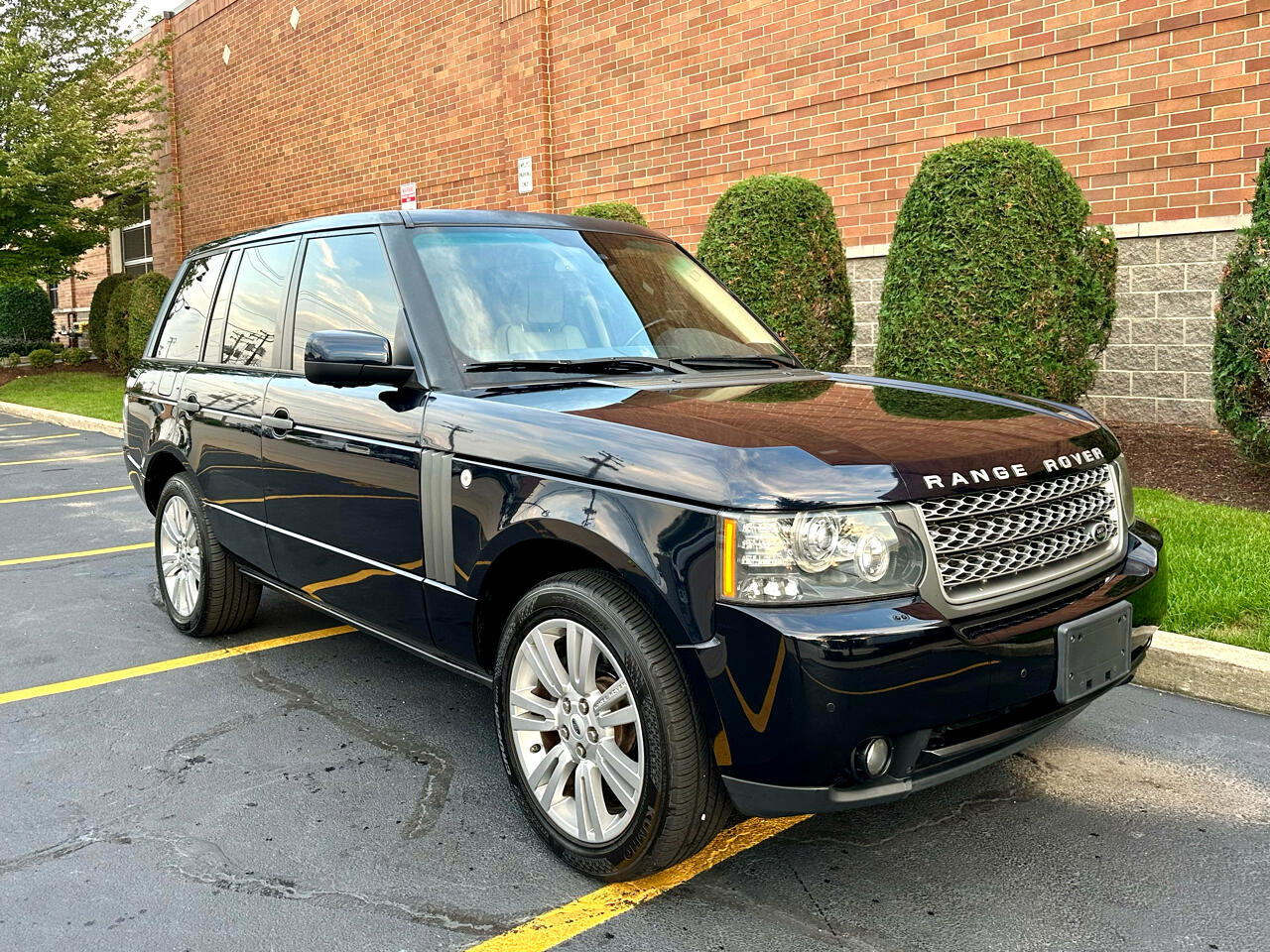 Used 2010 Land Rover Range Rover HSE LUX image 36