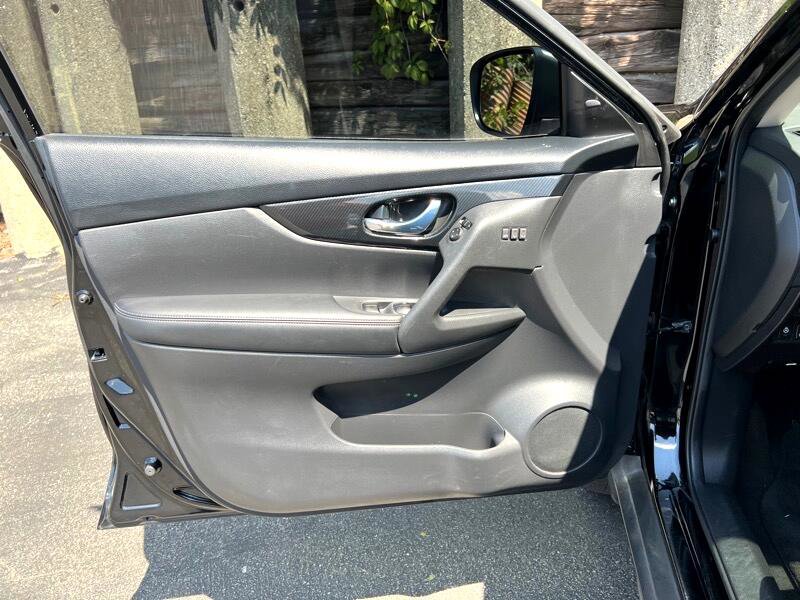 Used 2018 Nissan Rogue SL w/ Premium Package image 18