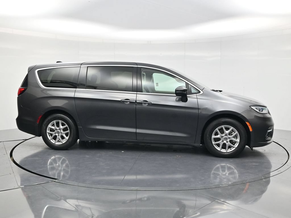 Used 2023 Chrysler Pacifica Touring-L FWD image 4