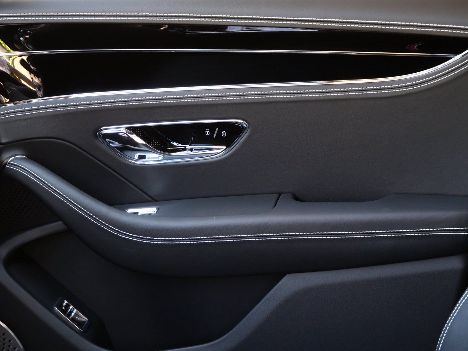 New 2026 Bentley Flying Spur Plug-In Hybrid AWD/4WD image 15