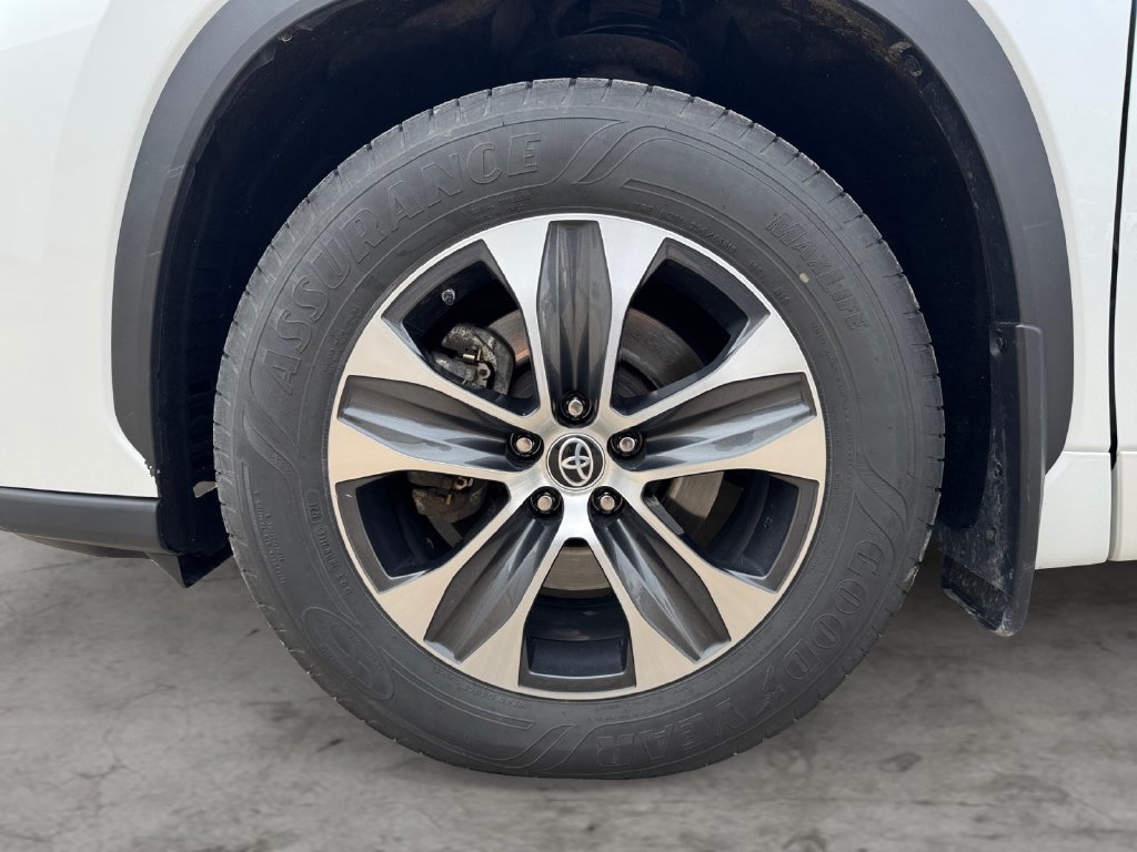 Used 2022 Toyota Highlander XLE AWD/4WD image 9