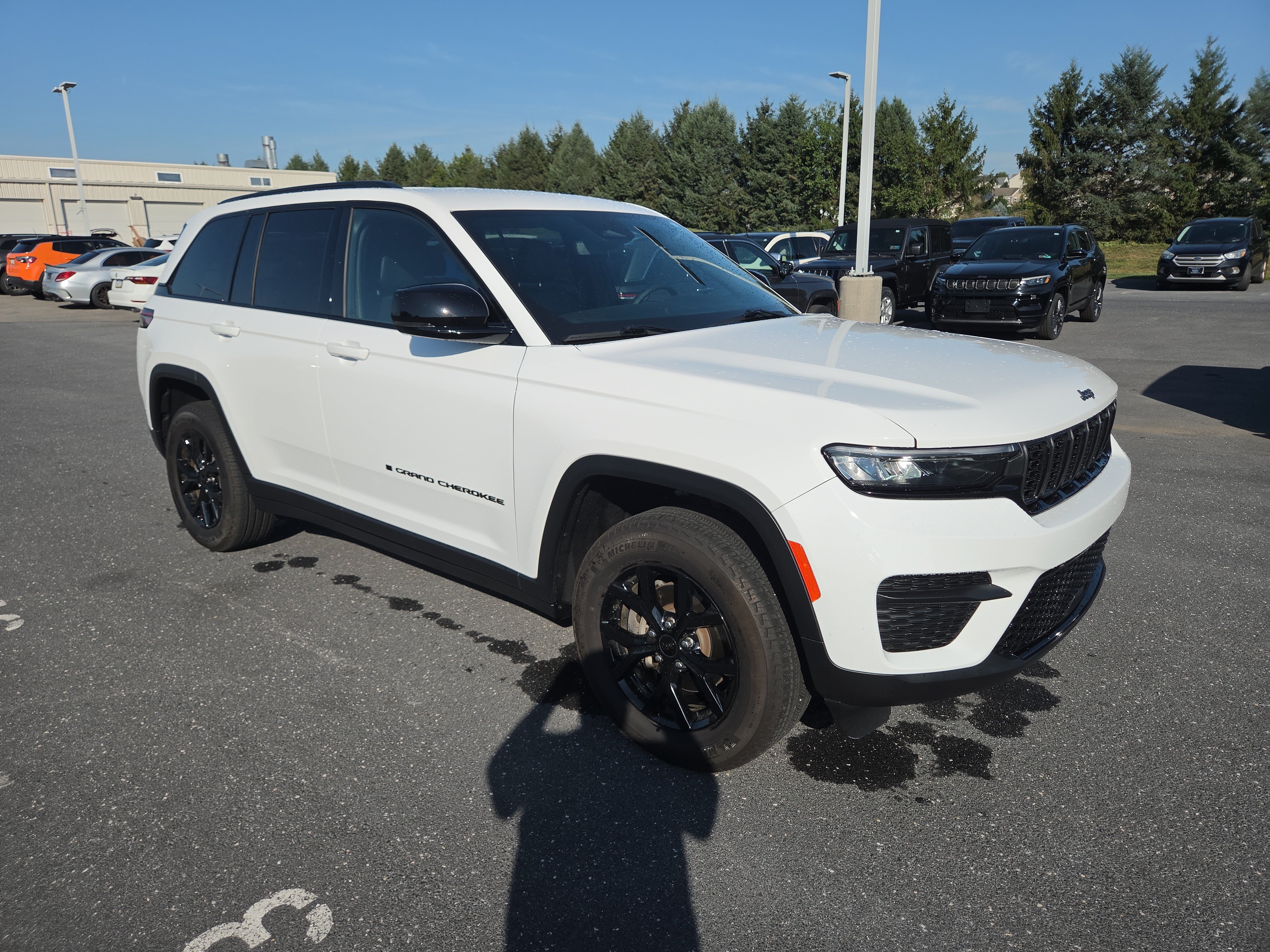Used 2024 Jeep Grand Cherokee Altitude AWD/4WD image 17