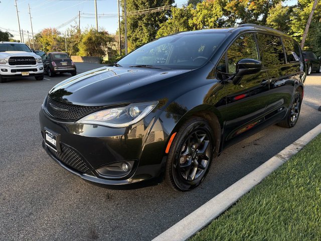 Used 2019 Chrysler Pacifica Touring-L w/ S Appearance Package FWD image 4
