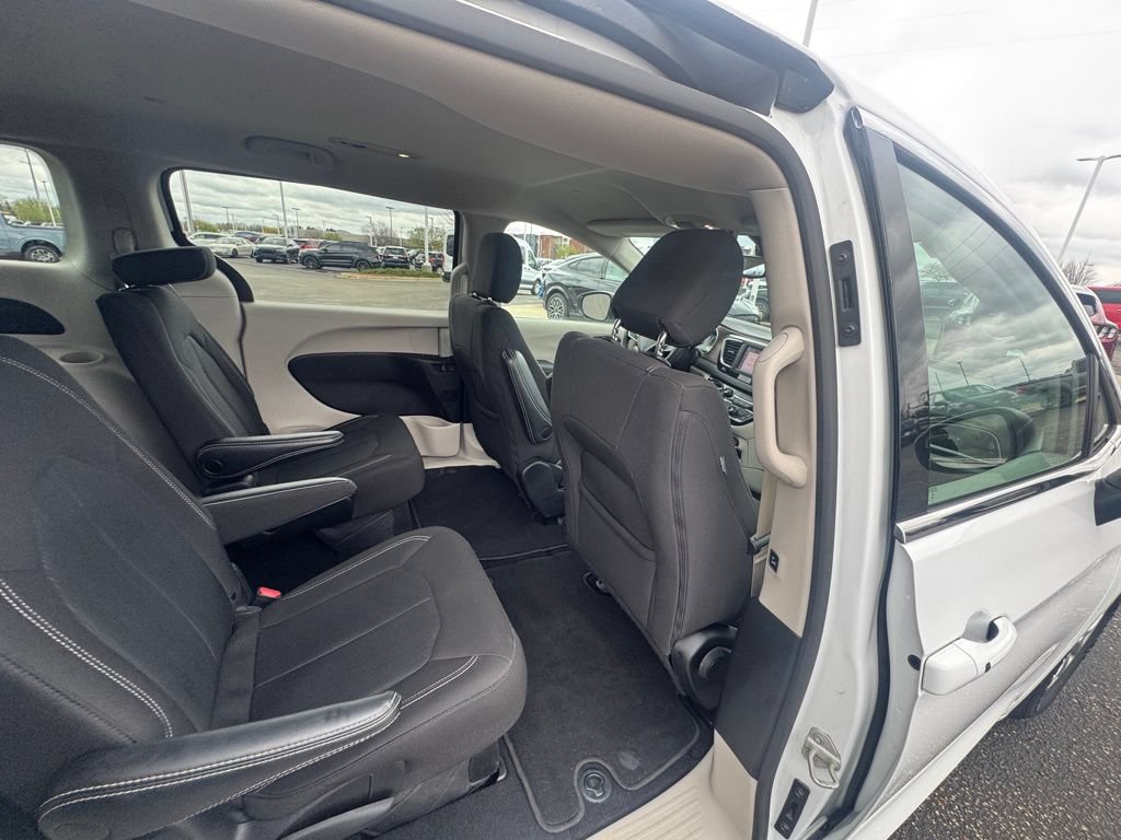 Used 2023 Chrysler Voyager LX FWD image 16