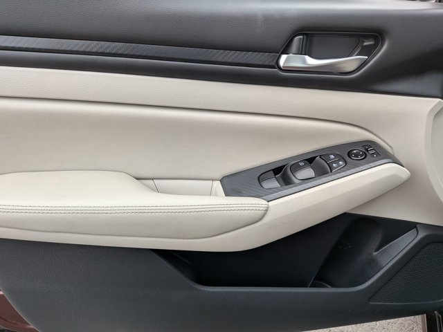 Used 2024 Nissan Altima 2.5 SV image 10