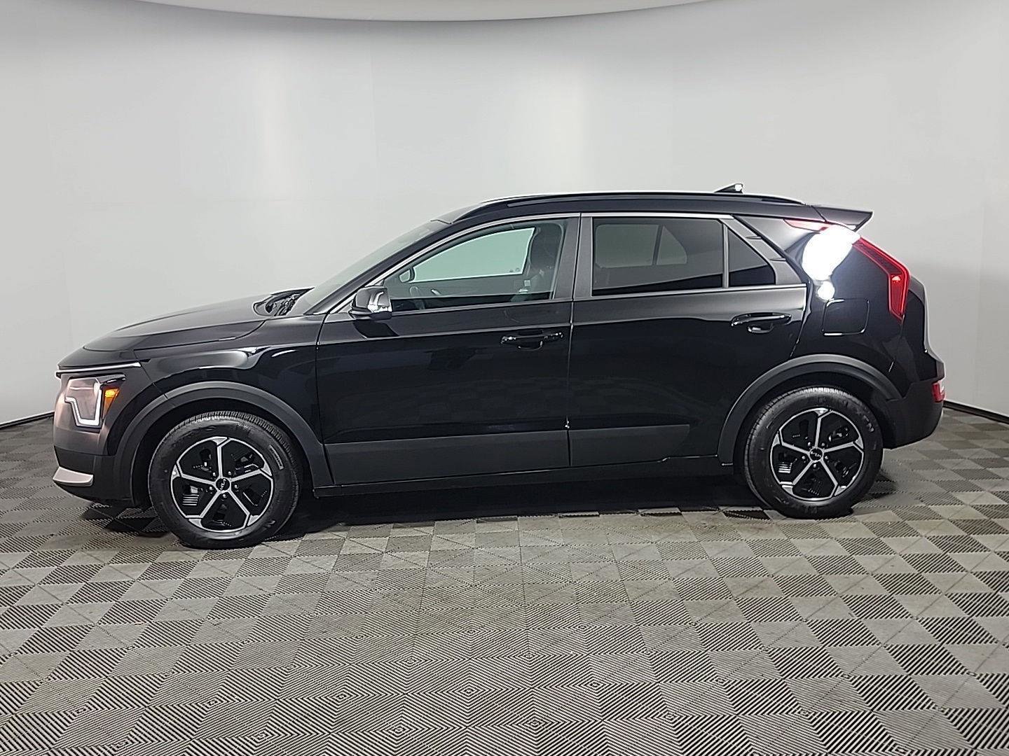 Used 2025 Kia Niro EX image 11