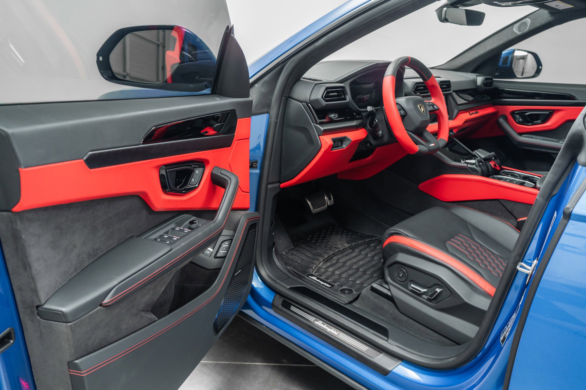 Used 2025 Lamborghini Urus SE image 23