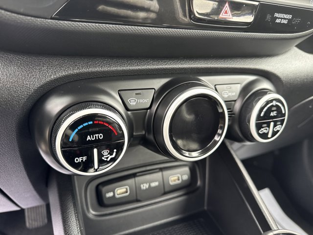 Used 2022 Hyundai Venue Limited image 17