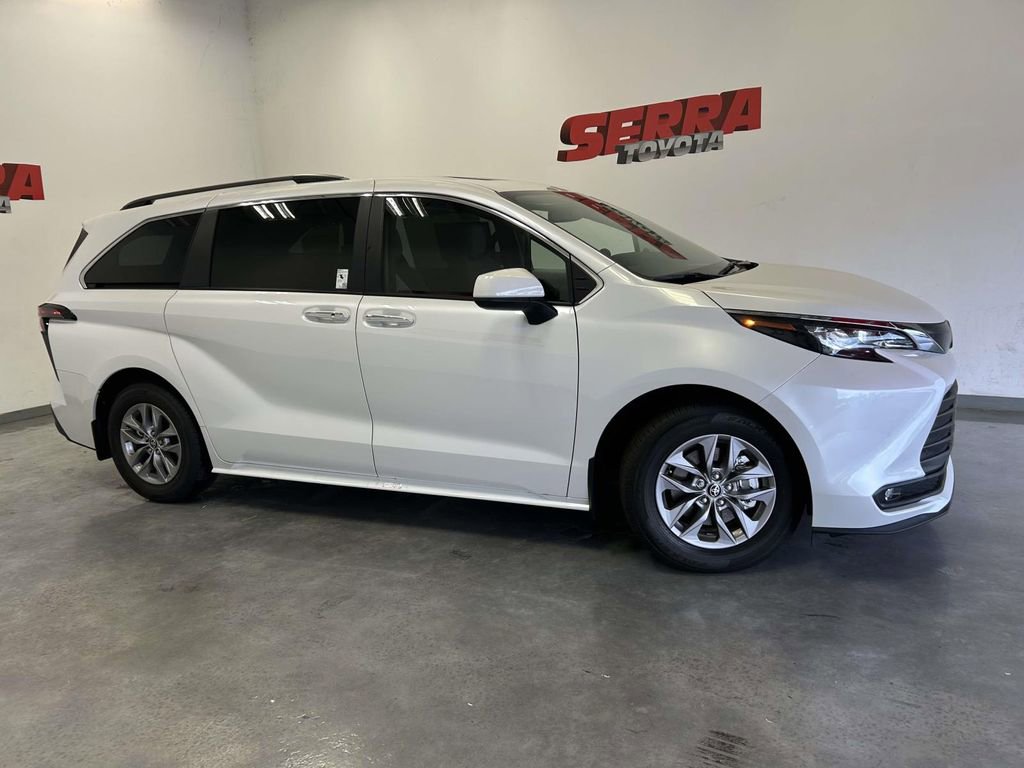 Used 2026 Toyota Sienna XLE FWD image 2