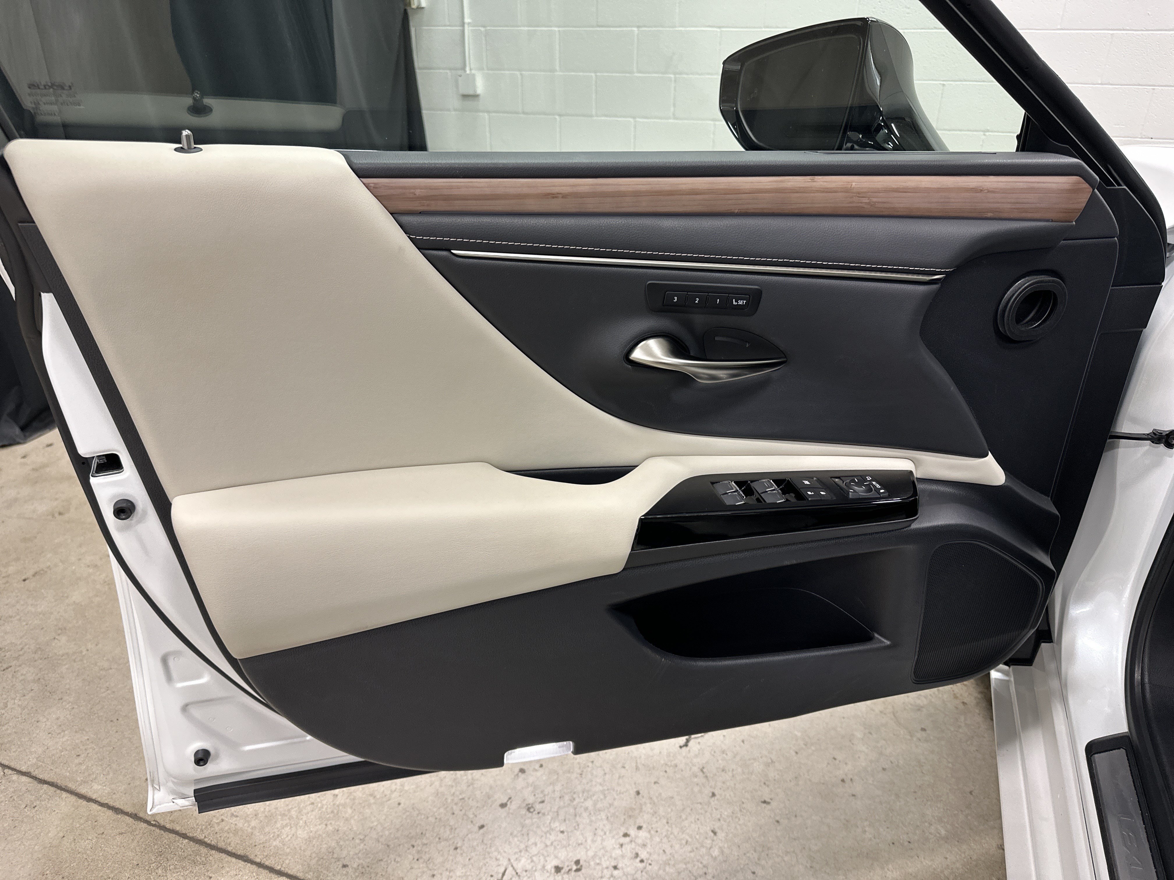 Used 2023 Lexus ES 350 w/ Accessory Package (Z2) FWD image 14