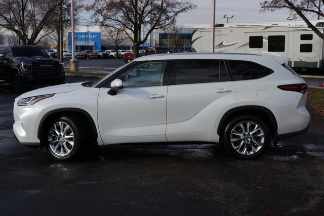 Used 2023 Toyota Highlander L image 3