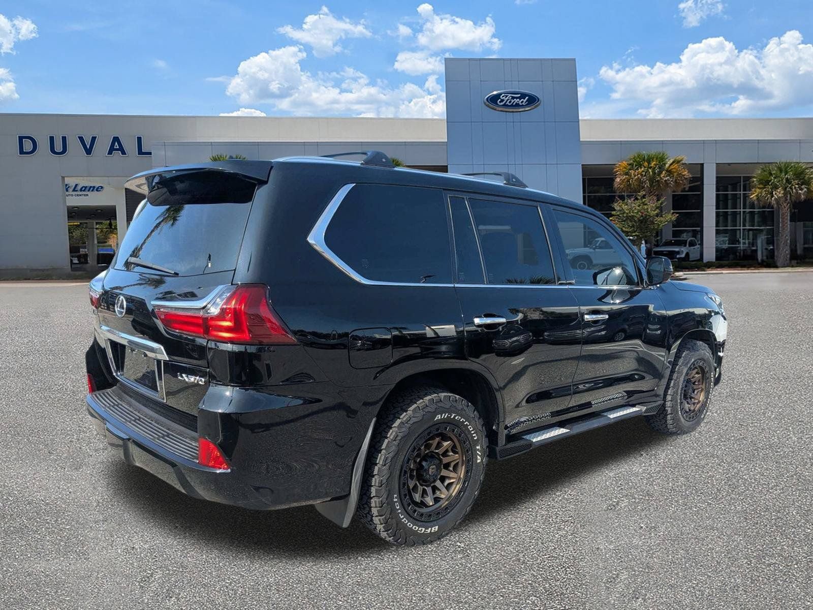 Used 2019 Lexus LX 570 4WD w/ Luxury Package image 4